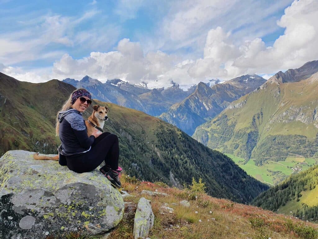 Unsere Content-Managerin Alica mit ihrer Hündin Nala bei ihrer anderen Passion, dem Wandern.