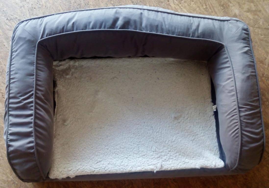 Orthopädisches Hundesofa mit Memory Foam im Test von oben fotografiert