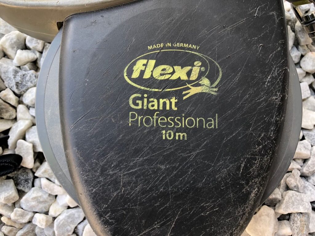 Zerkratzter Haltegriff einer Flexileine Giant Professional 10 m