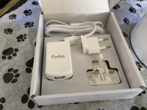 Ladekabel, Netzteil und zwei verschiedene Stecker für die Hundekamera Furbo