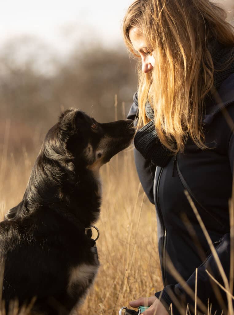 Louisa und ihre Hündin Sirka