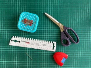 Schere, Stecknadeln, Kreide und ein Handmaß