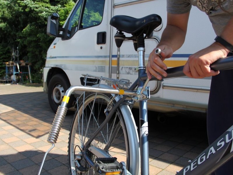 Montage Trixie Bike Set 15: bereits montierte Feder am Abstandshalter.