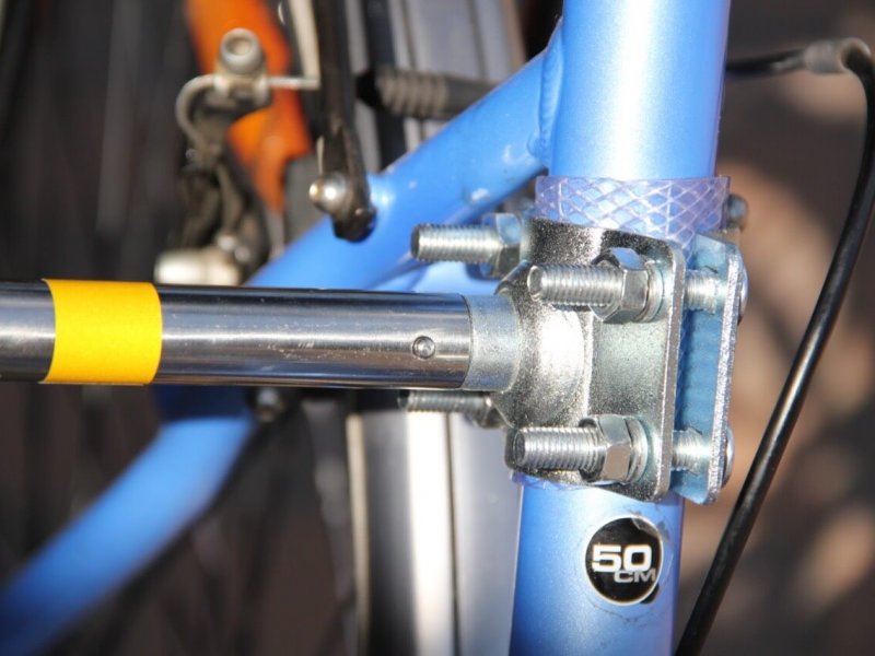 Montage Trixie Bike Set 10: der kleine Stift löst die Arretierung.