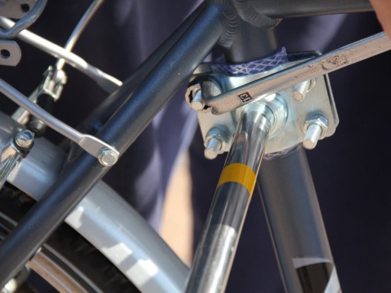 Montage Trixie Bike Set 12: der Fahrradhalter kann mit einem 13er-Schlüssel problemlos auch an ein anderes Fahrrad montiert werden.