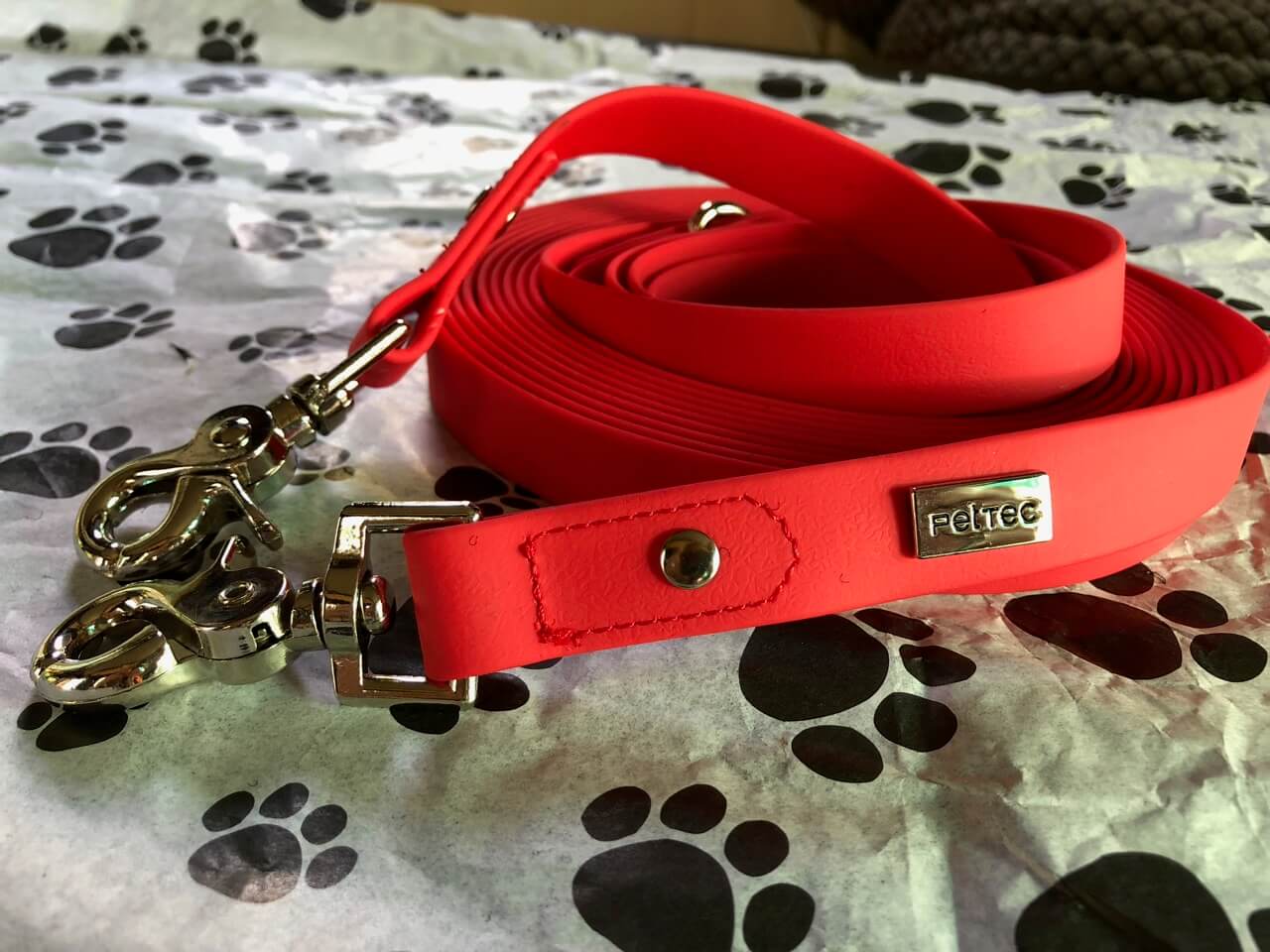 Rote Schleppleine in Nahaufnahme.