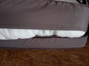 Nach nur einer Wäsche ist ein Reißverschluss des orthopädischen Hundesofas defekt.