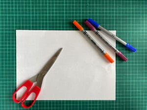 Papier, Schere und Stifte