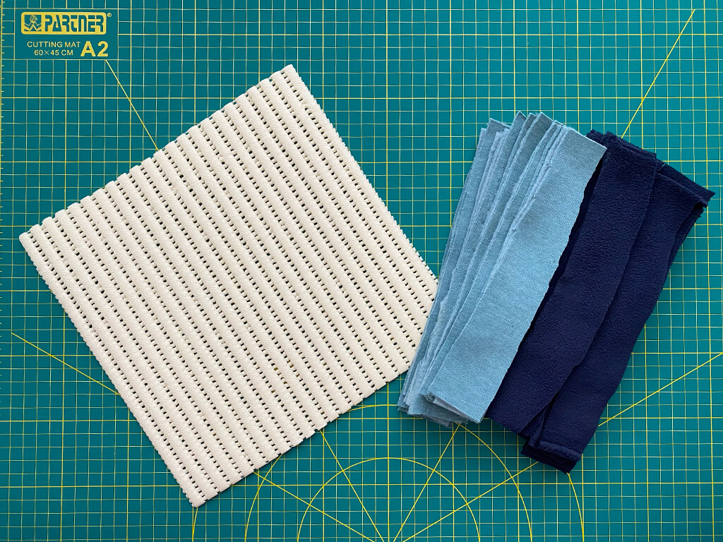 Gummimatte und Stoffstreifen auf grünem Untergrund