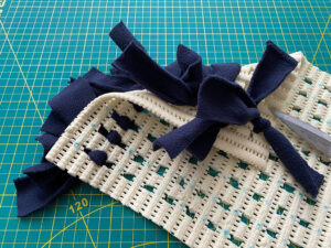 Gummimatte mit geknoteten Stoffstreifen