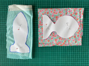 Schablonen liegen auf dem Stoff