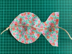 Schnur liegt auf dem Fisch