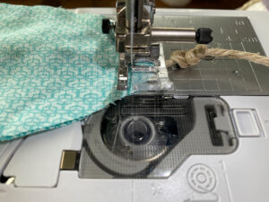 Stoff liegt in der Maschine