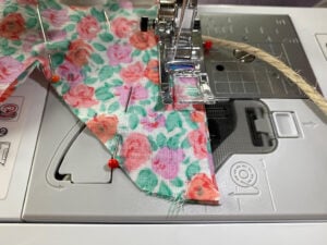 Stoff liegt in der Nähmaschine