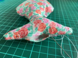 Die Wendeöffnung wird vernäht