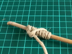 Schnur ist am Stock verknotet