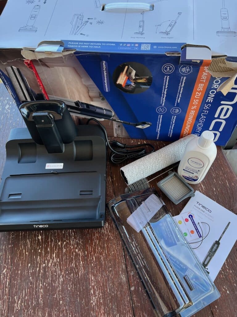 Der Tineco FloorOne S6 Flashdrive kommt mit einigem Zubehör