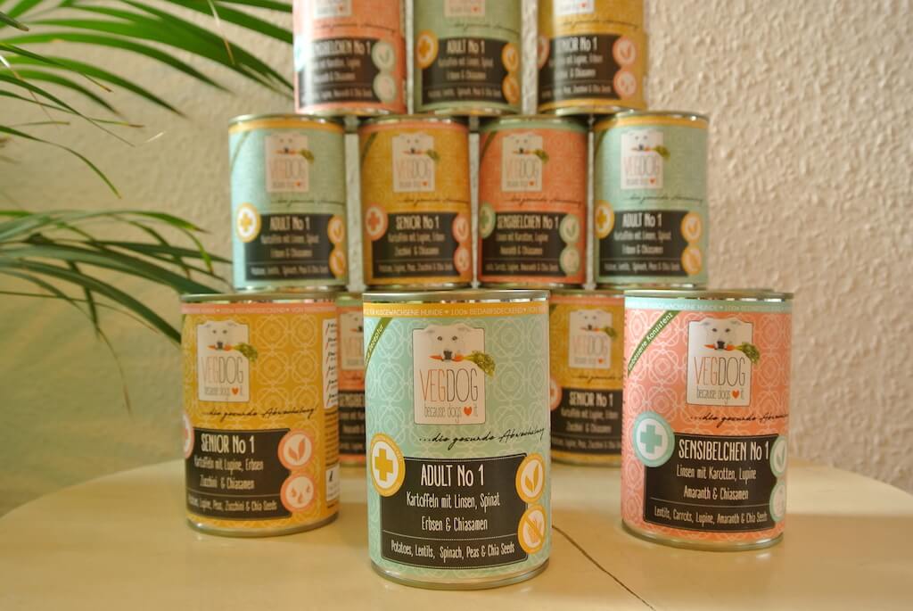 Veganes Hundefutter von VegDog Dosen in einer Pyramide auf einem Tisch