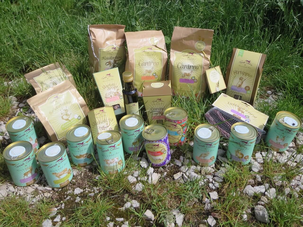 Verschiedene Produkte von Terra Canis auf einer Wiese