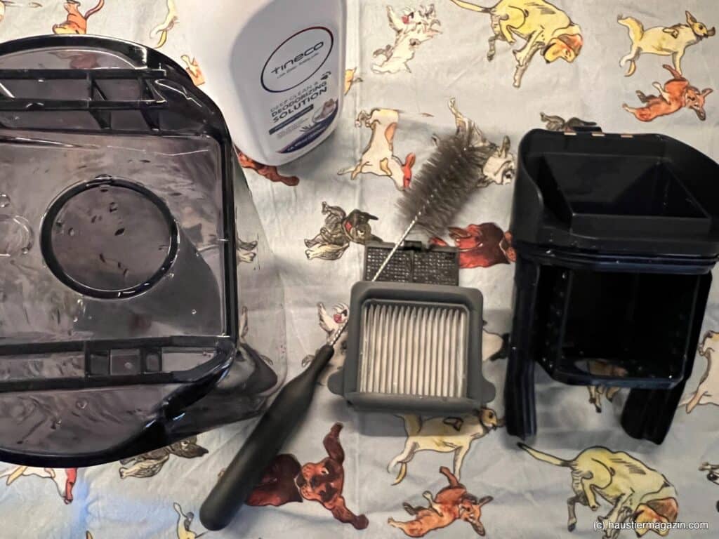 Neben der bakterientötenden Selbstreinigungsfunktion hilft die Reinigungslösung mit Lavendelduft und der HEPA-Filter dabei, Tiergerüche zu minimieren.