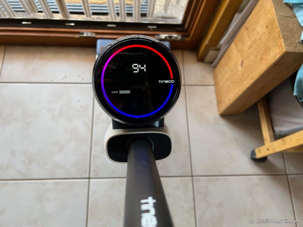 Erkennt der Sauger mehr Dreck, springt die Anzeige auf Rot.