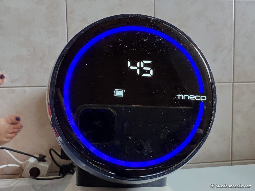 Ist er voll, stoppt der Tineco Floor One S6 Flashdrive Pet automatisch und die Anzeige zeigt den Schmutzwasserbehälter an.