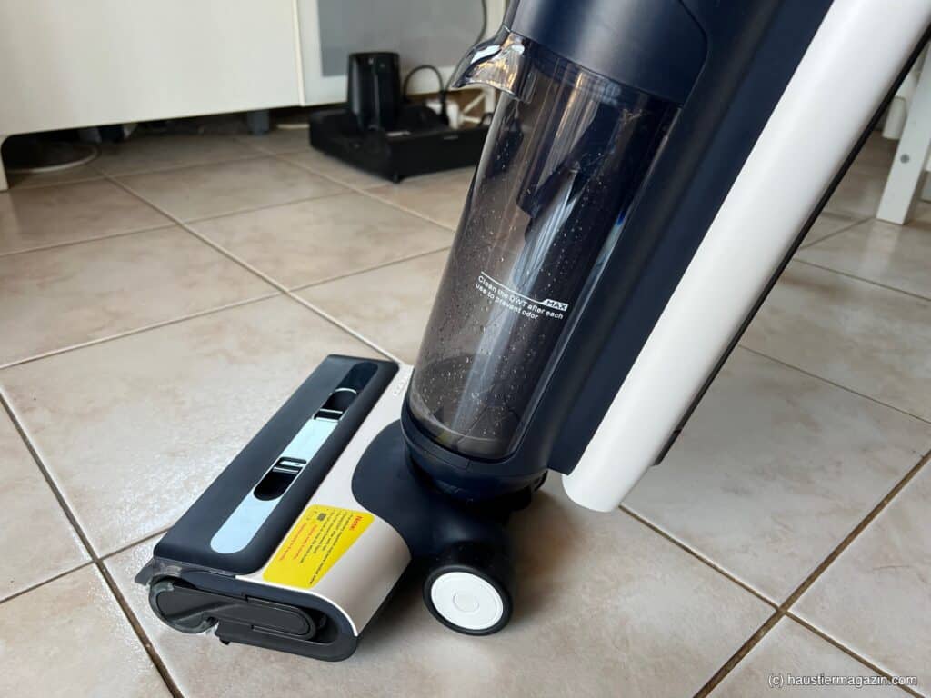 Der Tineco FloorOne S6 Flashdrive startet, wenn Du ihn etwas schräg stellst.