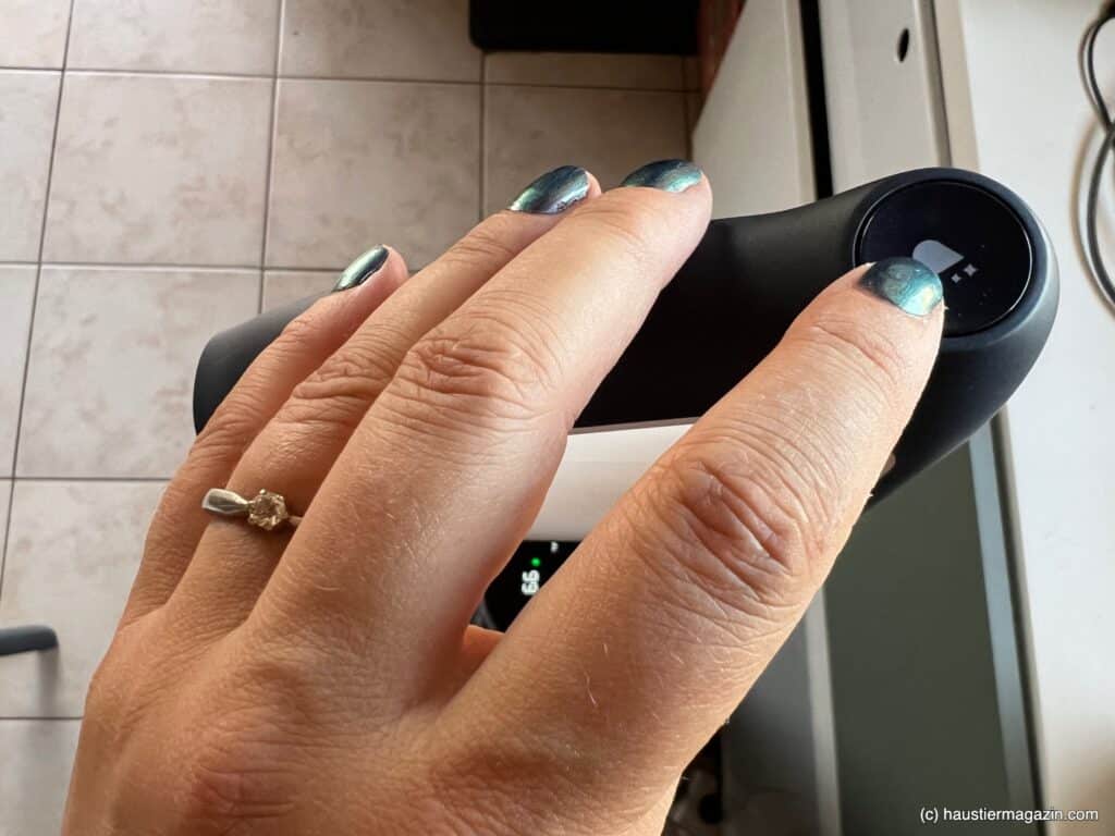 Die automatische Bürstenreinigung startest Du einfach durch den Knopf auf dem Griff.