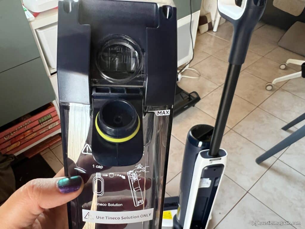 Und kann mit der beiligenden Reinigungslösung und kaltem oder warmen Wasser aufgefüllt werden.