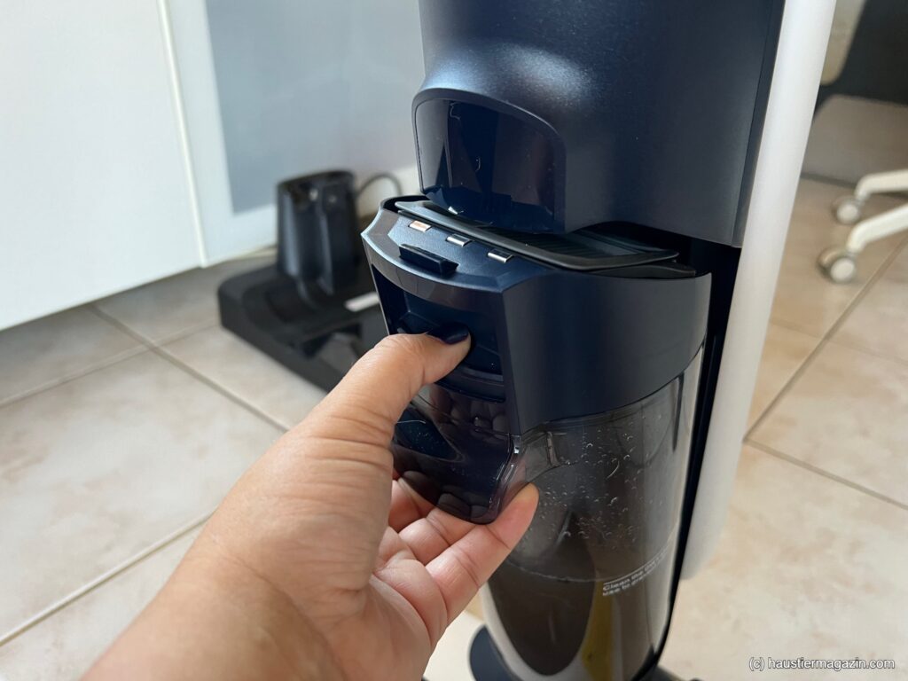 Der Schmutzwasserbehälter lässt sich ebenso einfach entnehmen wir der Frischwasserbehälter.