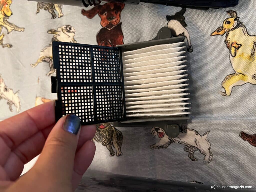 Der Feststoff-Filter sollte insbesondere bei viel haarenden Hunden immer gereinigt werden.