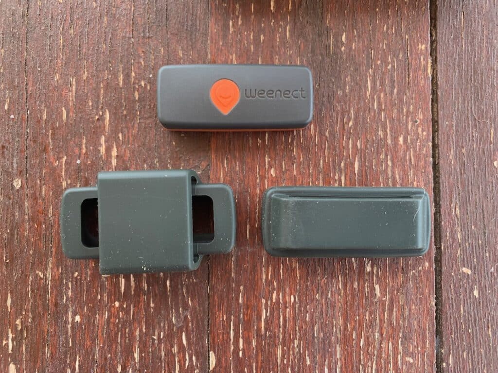 Der neue Weenect XS Black Edition mit den beiden Silikon-Befestigungen.